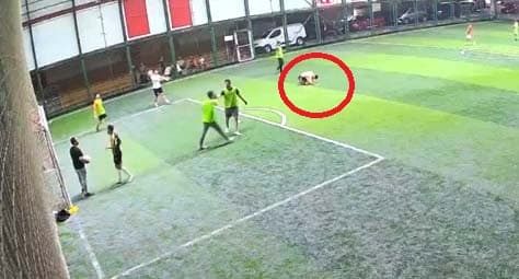 Halı sahada fenalaşan genç, hastanede hayatını kaybetti