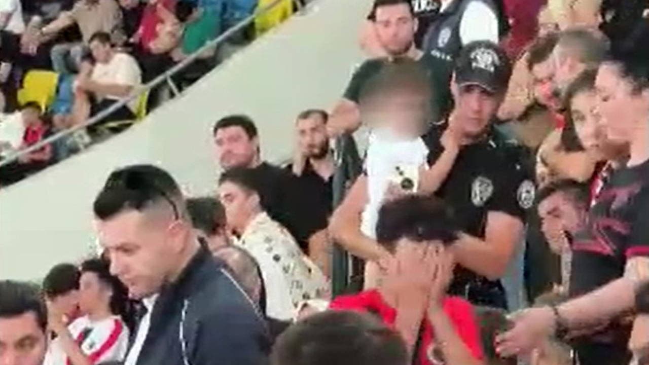 Gençlerbirliği-Fenerbahçe maçında çocuk taraftarın formasını çıkaran şüpheli gözaltında