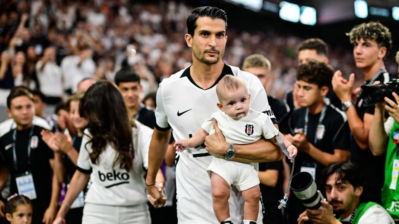 Necip Uysal'a Dolmabahçe'de duygusal veda: 35 yaşında futbola veda etti