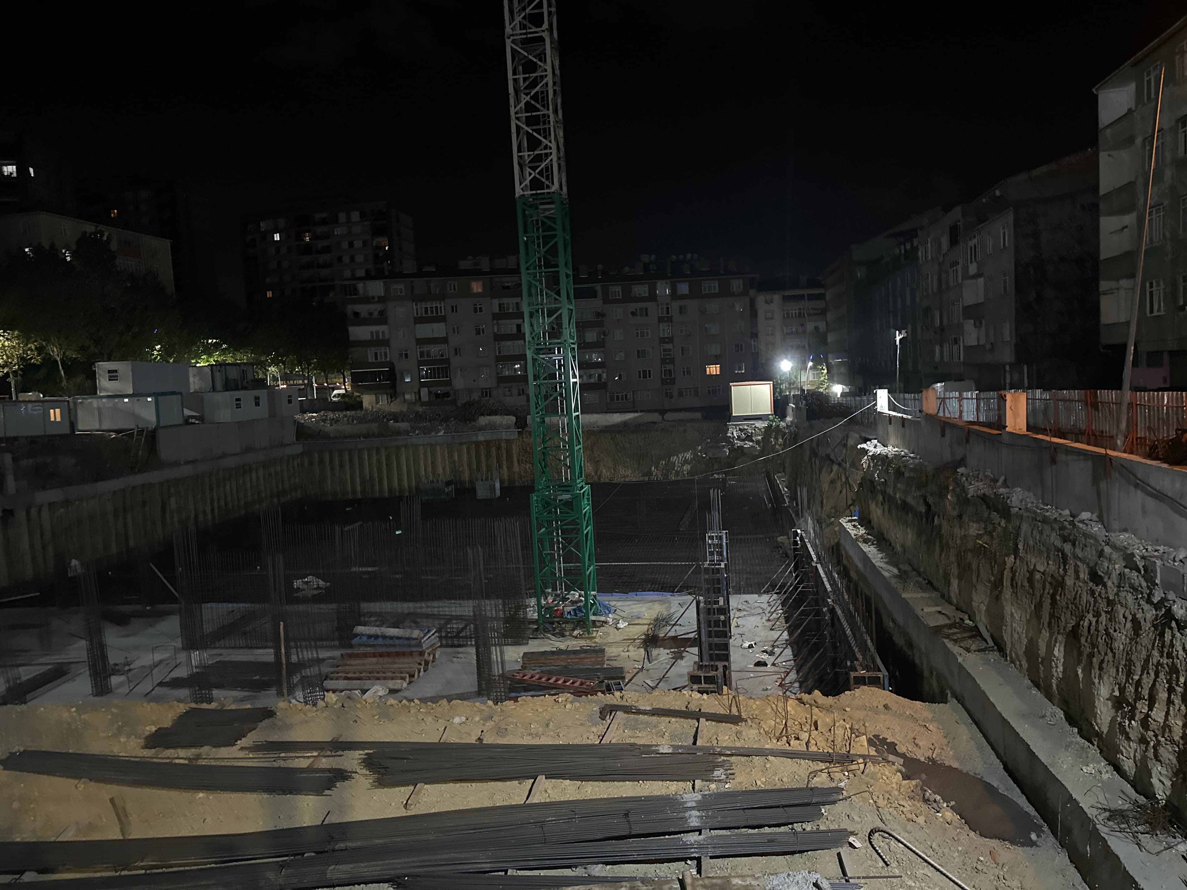 Sultangazi'de inşaat temelinde toprak kayması: Çevredeki yolda çatlaklar oluştu