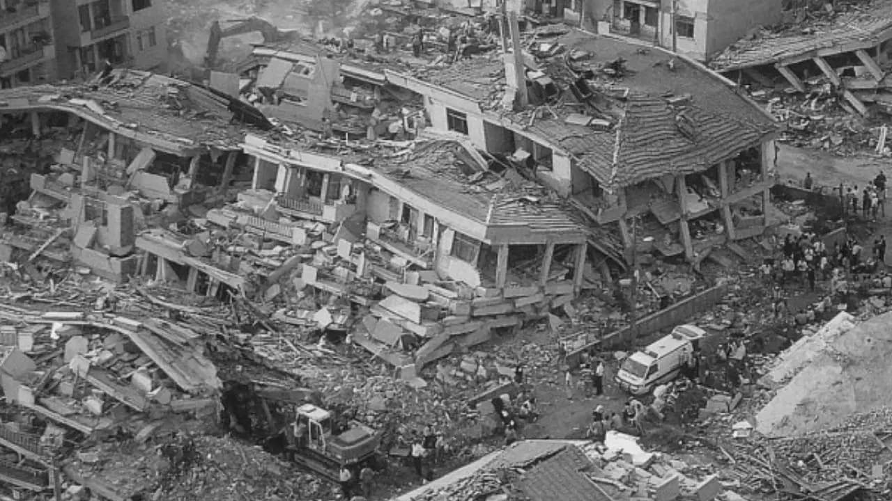 17 Ağustos 1999 Marmara Depremi'nin üzerinden 27 yıl geçti: Türkiye'nin en yıkıcı felaketlerinden biri