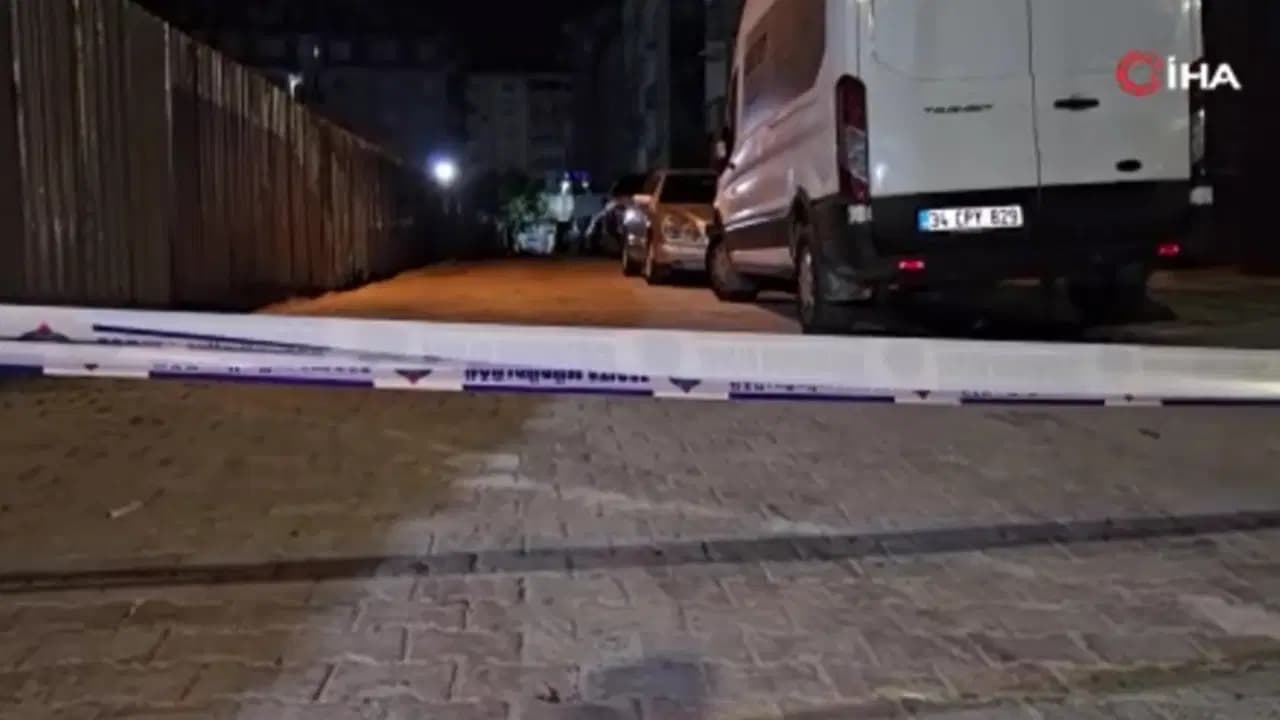 Sultangazi'de inşaat sahasında toprak kayması: Sokakta çatlaklar oluştu