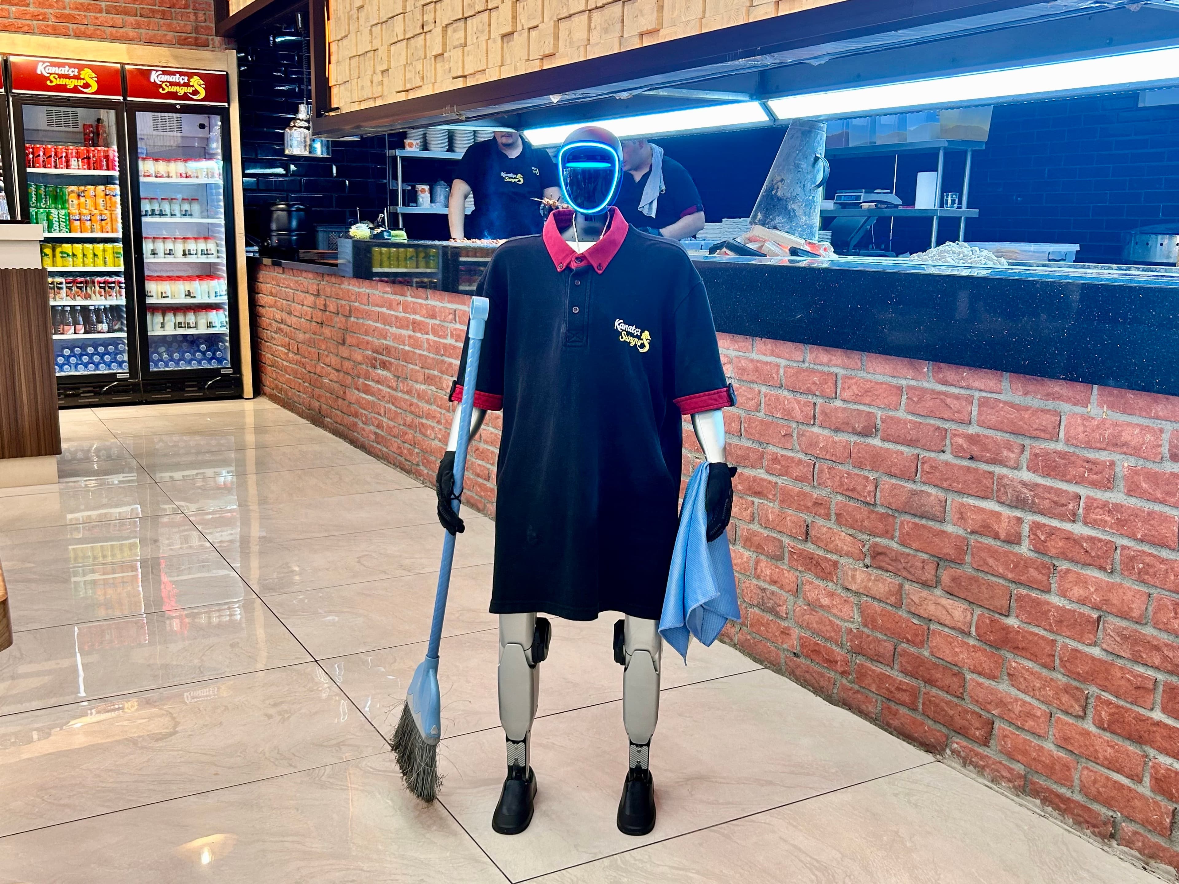 Ankara'da robot garson Fiko müşterilerin yeni gözdesi oldu: 'Zam istiyor, izin peşinde koşuyor'