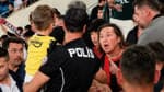 Fenerbahçeli çocuğun formasını çıkartmak istediler! Gözyaşlarına boğulan polisin anlattıkları yürek burktu