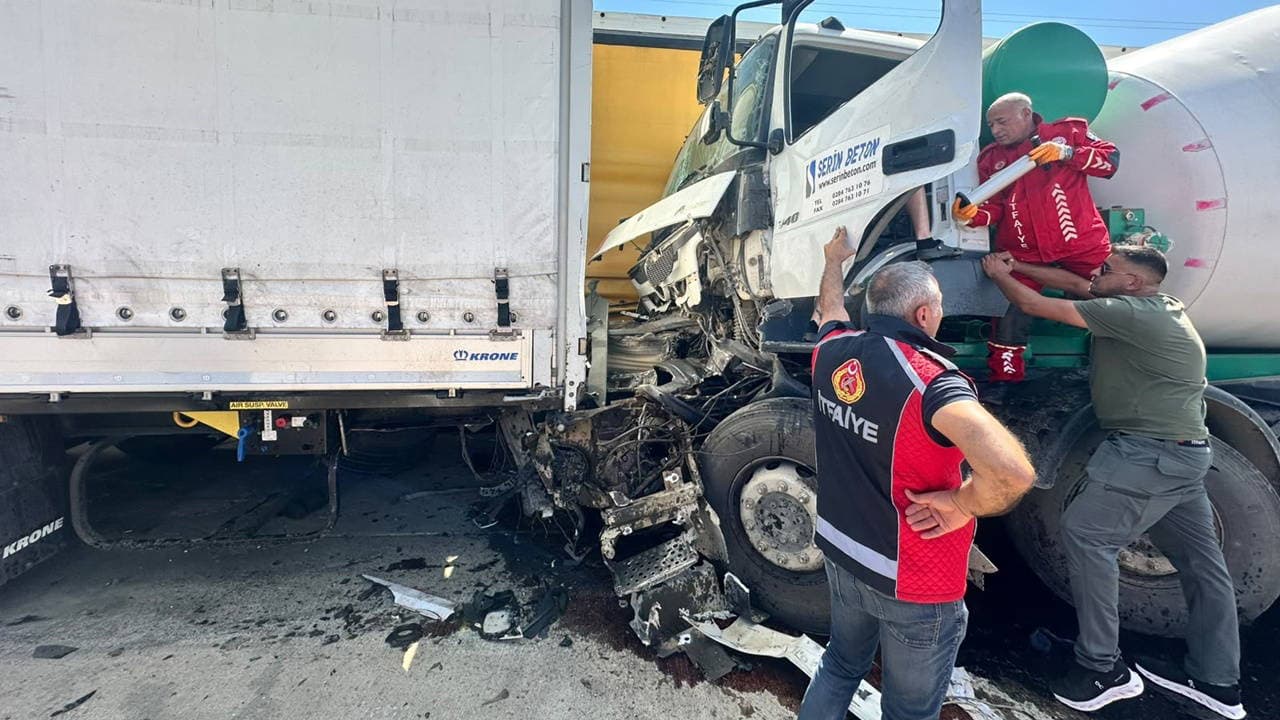 Edirne'de Beton Mikseri Faciası: Sürücü Direksiyonda Uyuyunca 2 TIR'a Çarptı