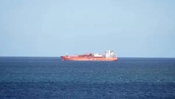 İran, Hürmüz Boğazı'nda BAE'ye ait petrol tankerini alıkoydu