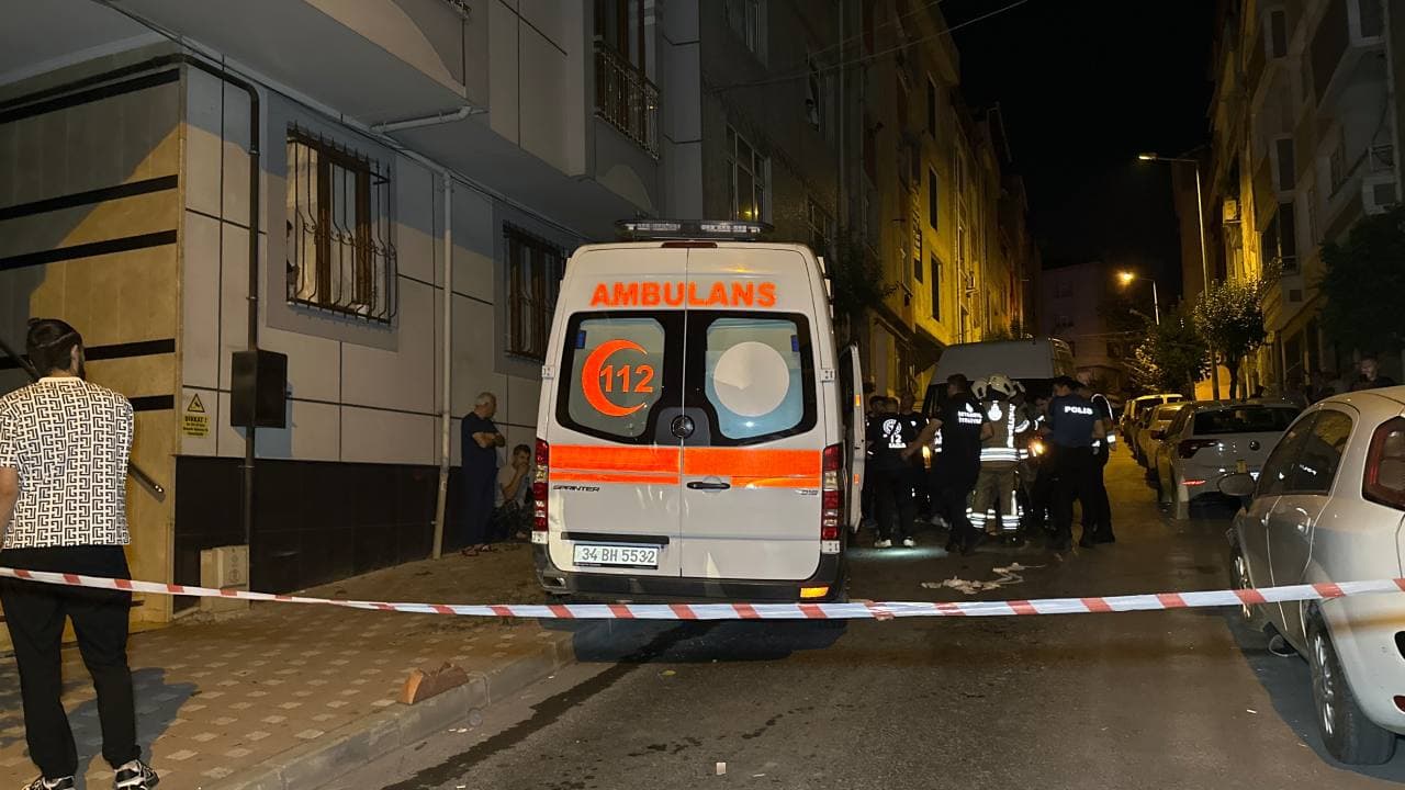 Bayrampaşa'da ambulansla otomobil çarpıştı: 3 sağlıkçı yaralı