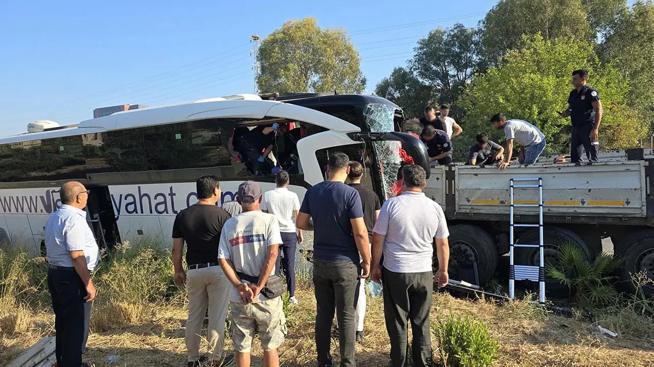 Milas'ta tur otobüsü TIR'a arkadan çarptı: 2 ölü, 8 yaralı