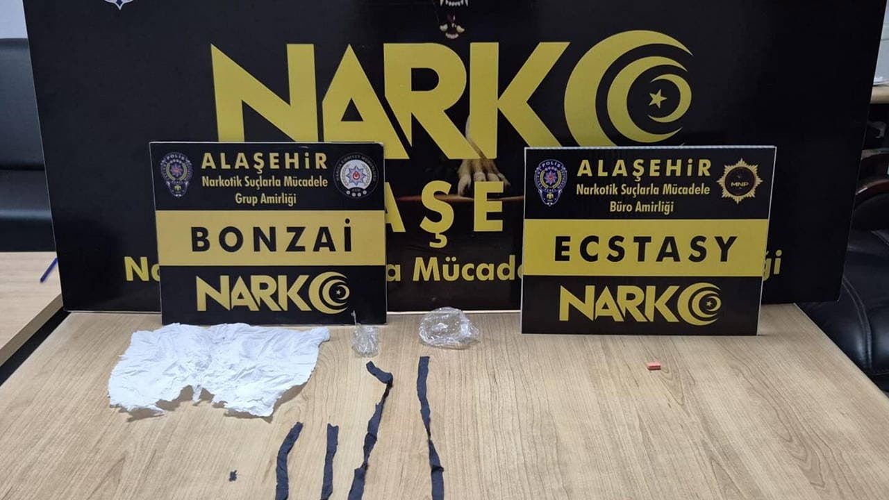 Manisa'da polisten kaçmaya çalışan şüphelinin üzerinden 2 bin doz uyuşturucu çıktı