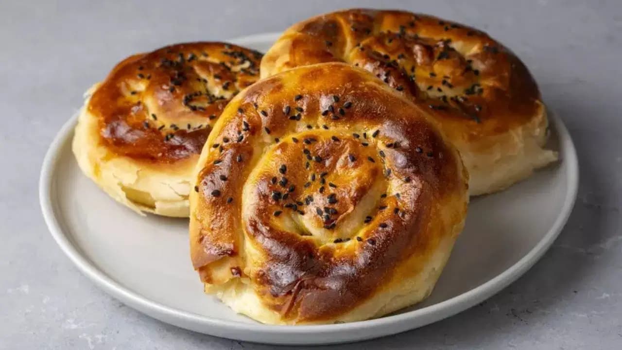 Çay sofralarının yeni gözdesi: Hazır yufkadan patatesli gül böreği tarifi