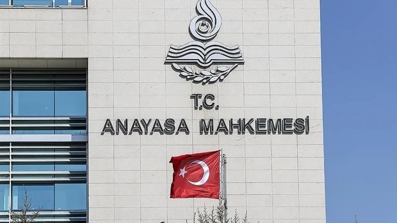 AYM'den cezaevindeki renkli bileklik kararı: İfade özgürlüğü ihlal edildi