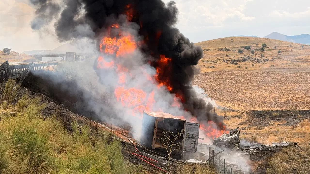 Aksaray'da feci kaza: Madeni yağ yüklü TIR alev topuna döndü, sürücü yanarak can verdi