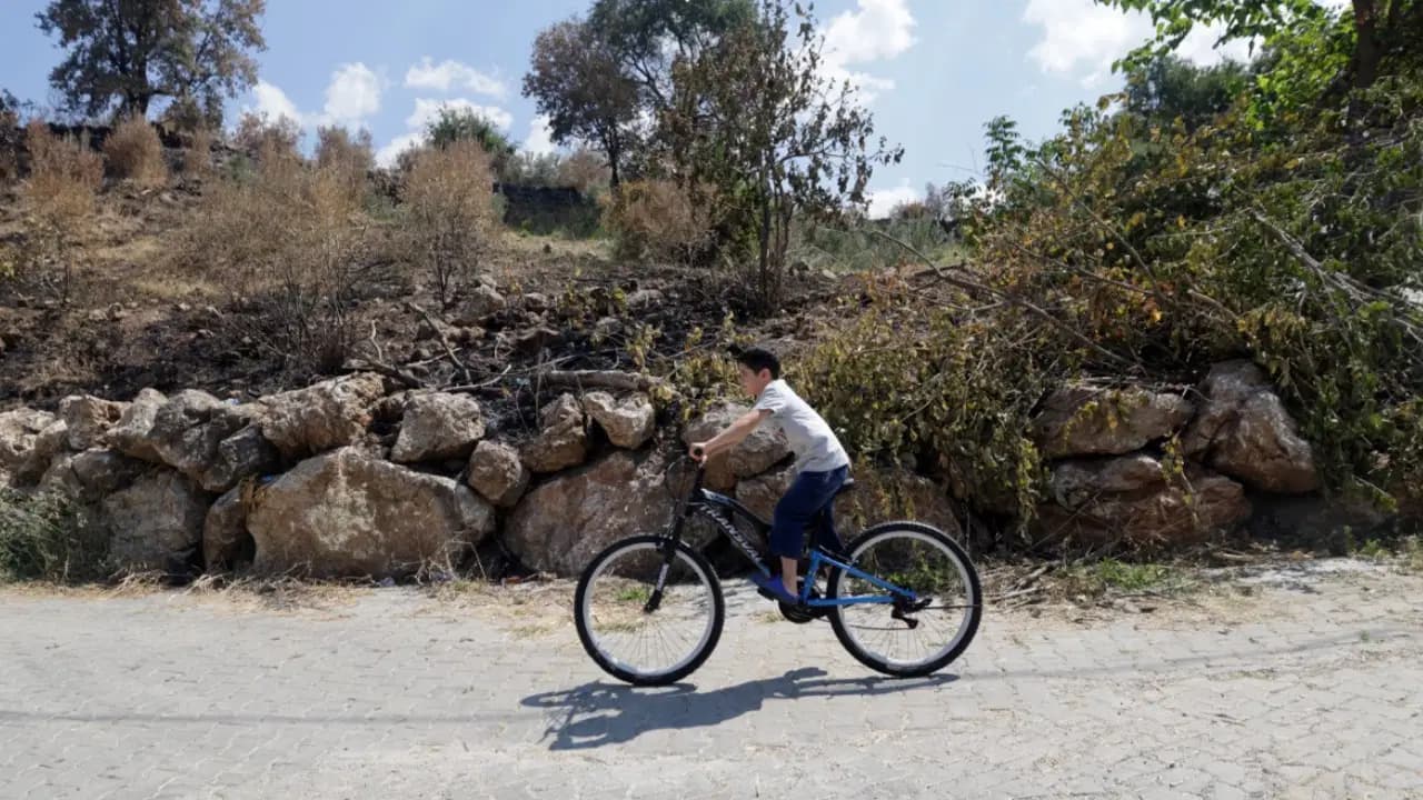 Seydikemer'de yürekleri ısıtan jest: Yangında bisikletini kaybeden minik Umut'a Büyükşehir'den yeni bisiklet