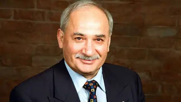 Alman uçağından Türkiye'ye gelen yazar Kemal Yalçın, pasaportta geri çevrildi