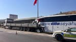 Milas'ta yolcu otobüsü tıra çarptı: 3 can kaybı, 17 yaralı