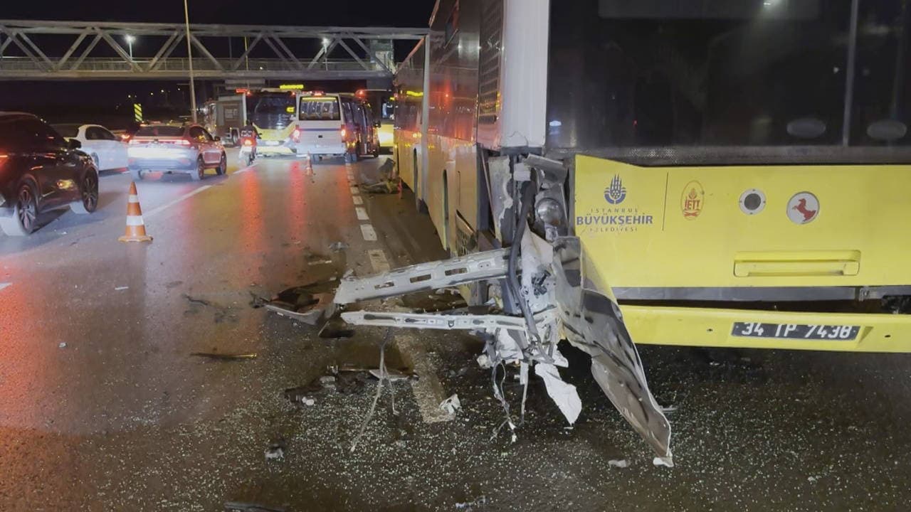 Büyükçekmecede zincirleme trafik kazası: Otomobil İETT otobüsüne çarptı, 1'i ağır 3 kişi yaralandı