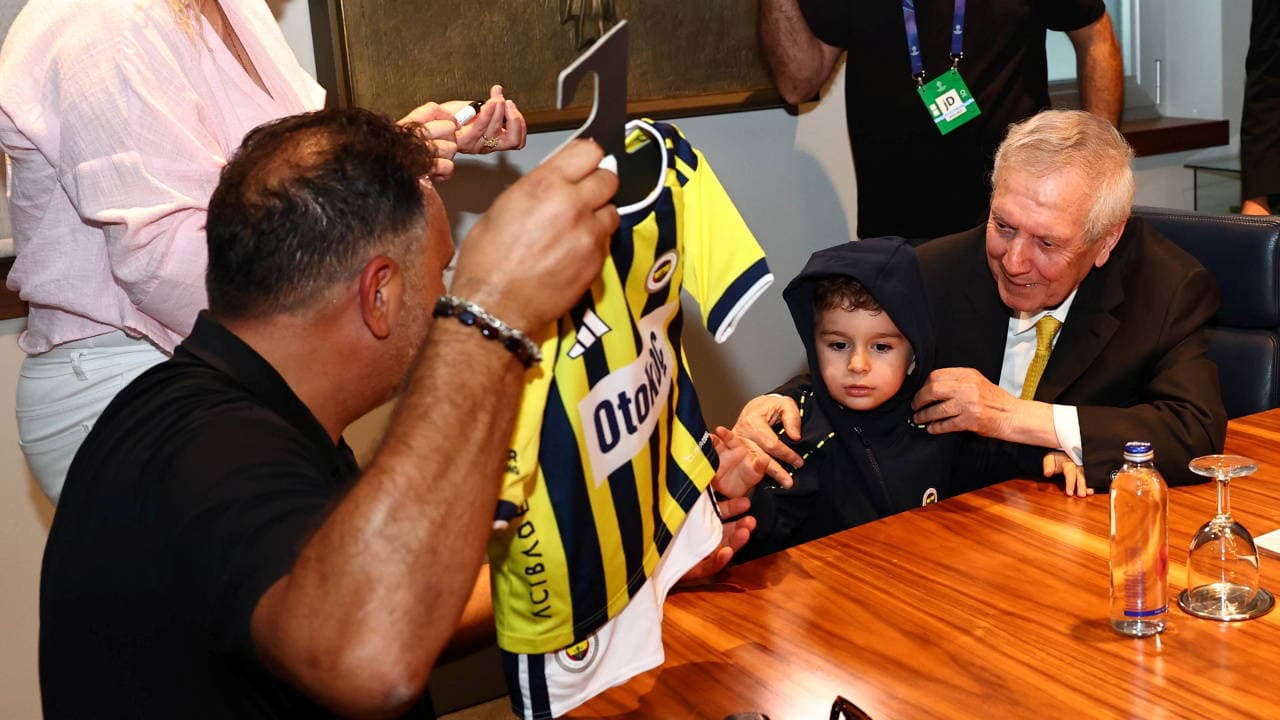 Aziz Yıldırım'dan anlamlı jest: Genç Fenerbahçe taraftarını Lyon maçında ağırladı