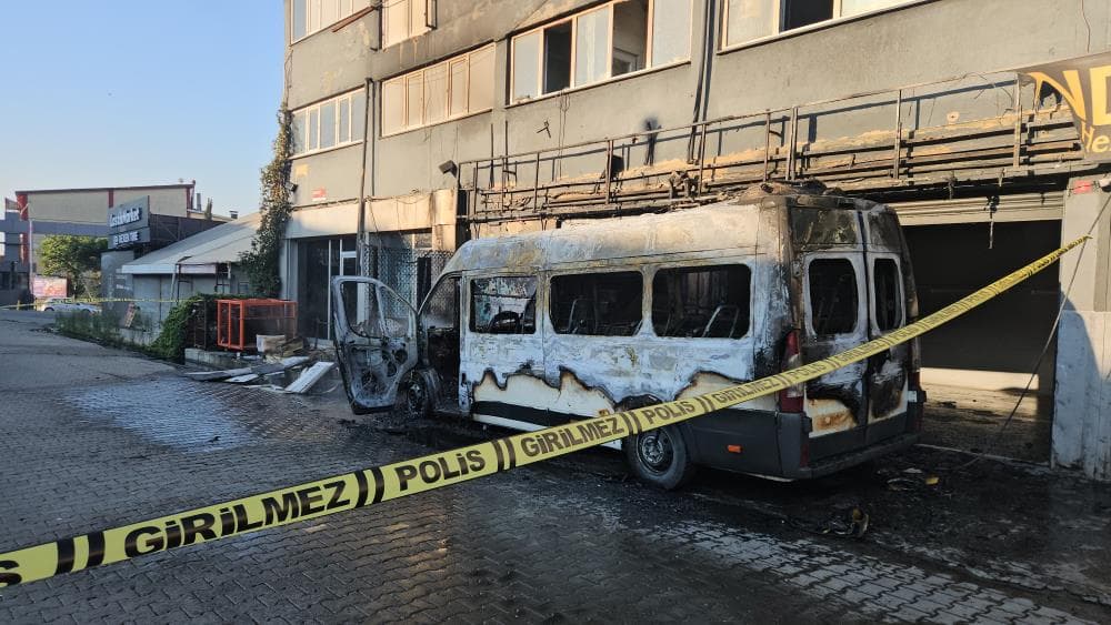 İkitelli'de minibüsten dükkana sıçrayan yangında kundaklama şüphesi