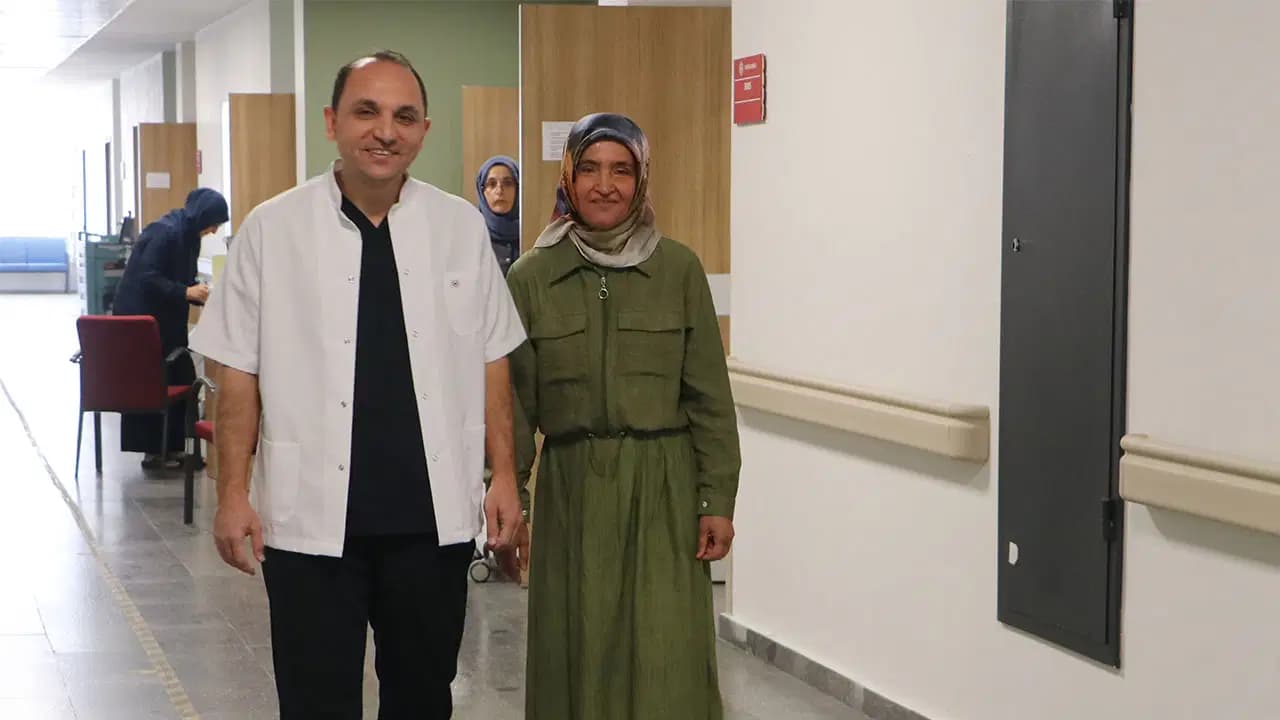 Milyonda bir görülen hastalığa yenik düşmüştü: Kalbi yüzde 25 çalışan hastanın tıkalı damarları kapalı yöntemle açıldı