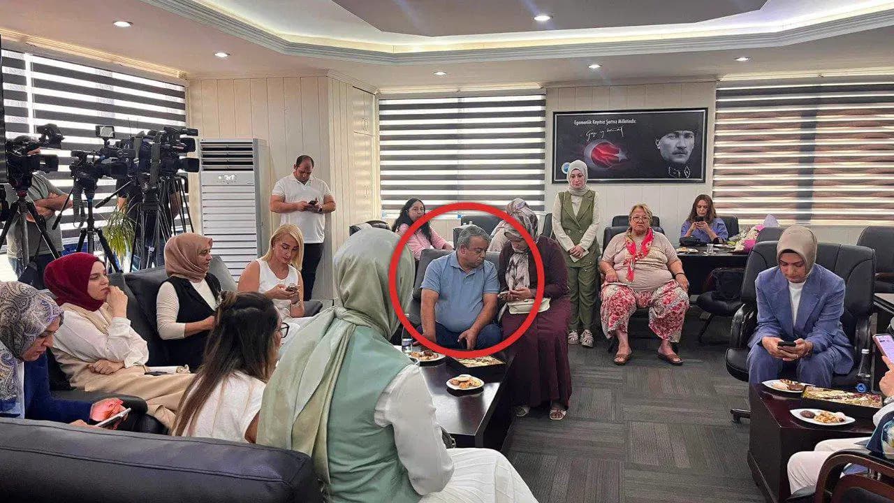 CHP'li meclis üyesinden AKP'ye bir adım daha: Harun Bila bu kez de AKP heyetinde görüntülendi