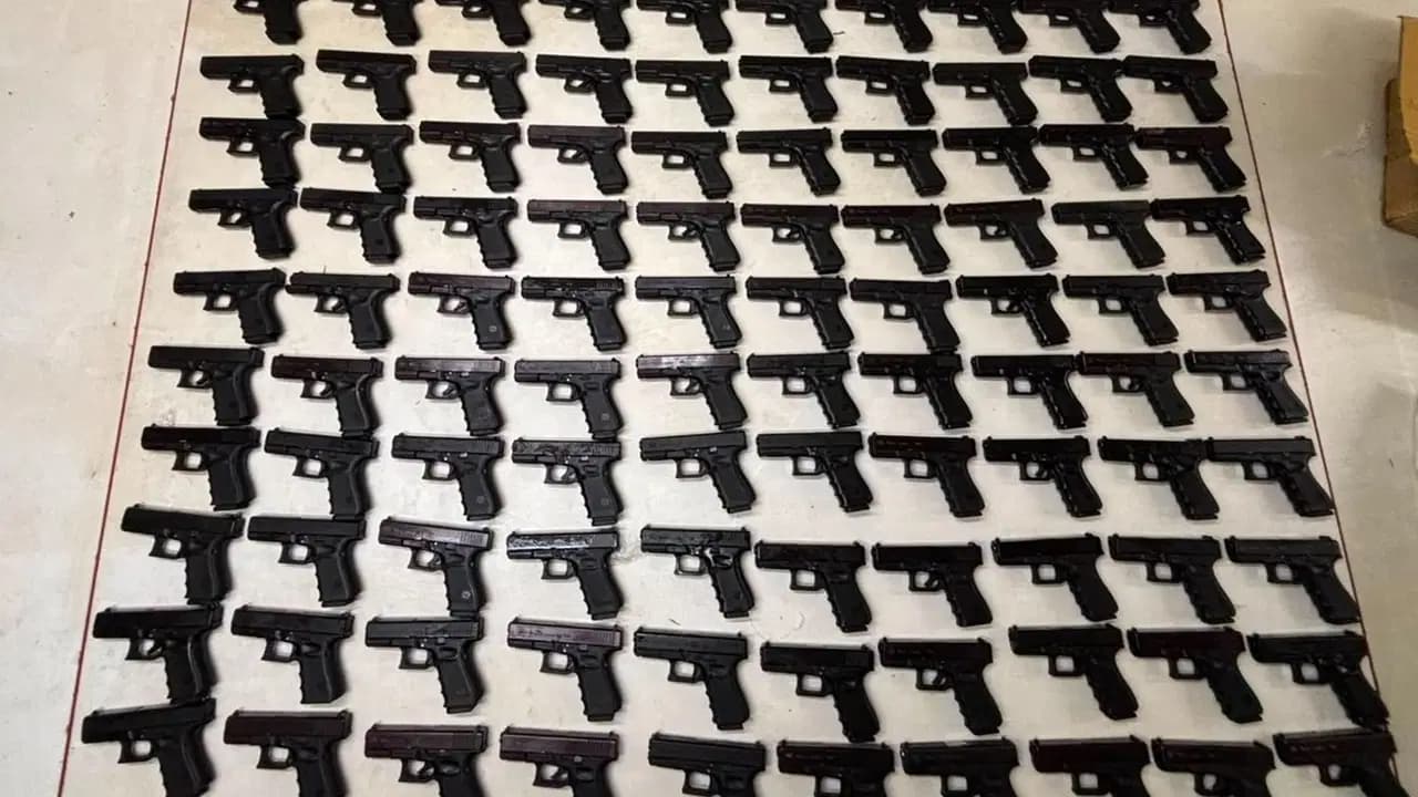 Zeytinburnu'nda silah ve uyuşturucu deposu gibi işyeri: 100 ruhsatsız tabanca ele geçirildi