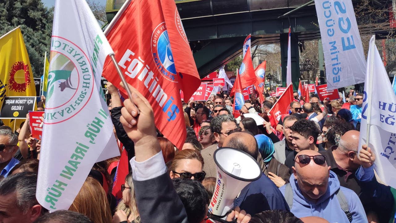 Eğitim-İş’ten MEB Genelgesine Sert Tepki: ‘Öğretmen Talimat Memuru Değildir’