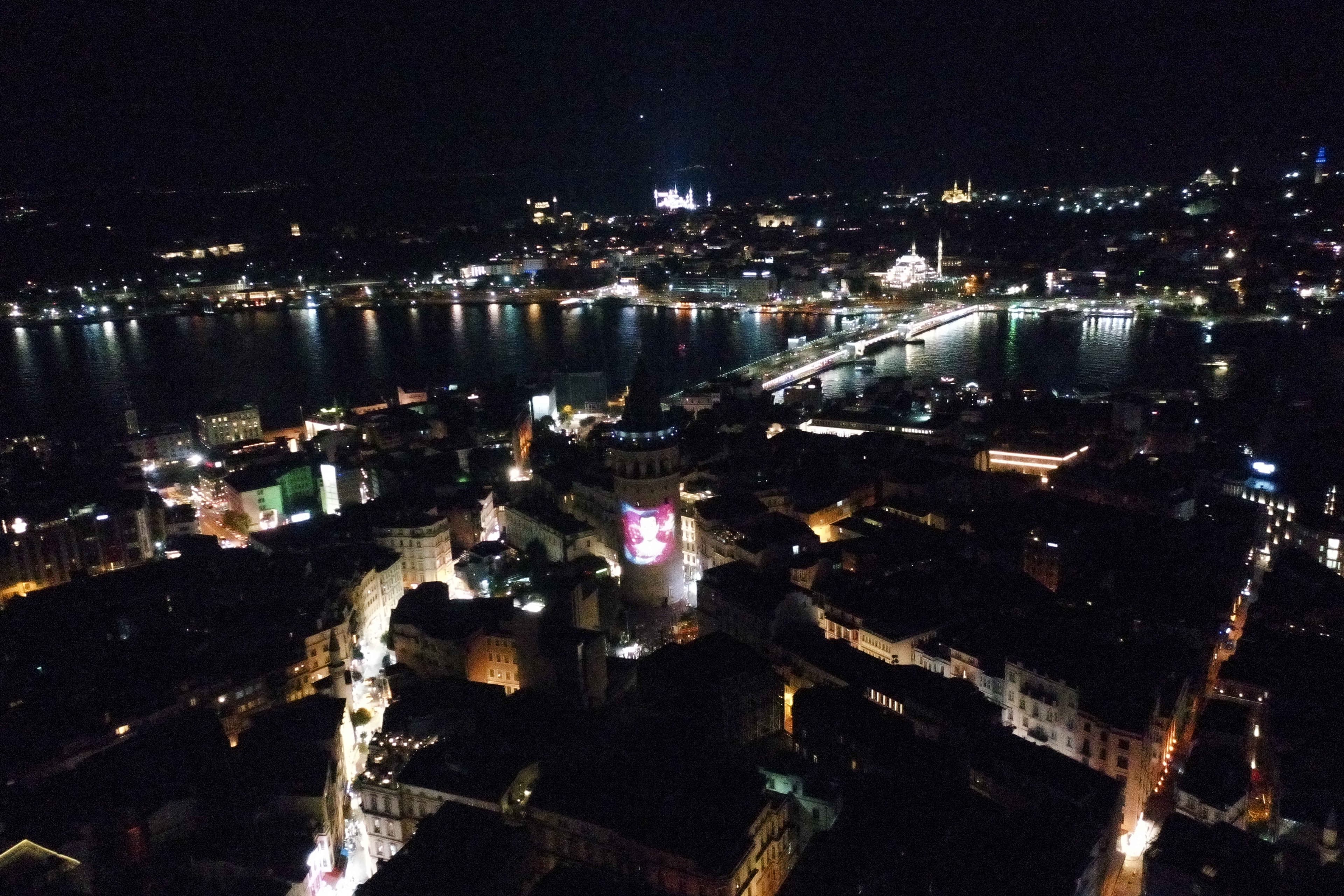 İstanbul'un iki simge yapısında 15 Temmuz'a özel mapping gösterisi
