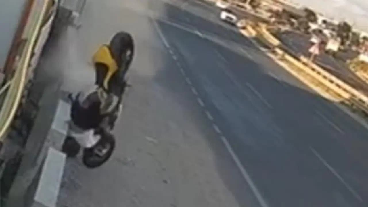 Tekirdağ'da yeni motosikletiyle park halindeki araca çarpan genç sürücü hayatını kaybetti
