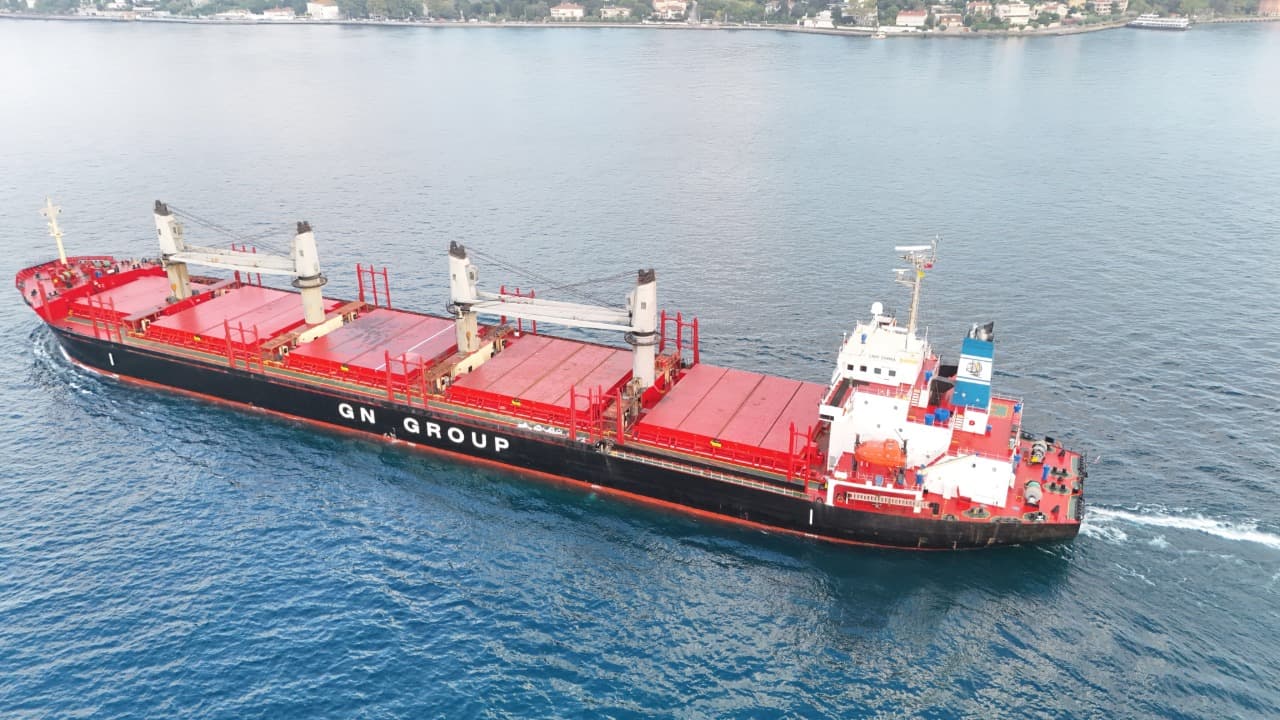 Ukrayna'da İHA ve füze saldırısından sağ kurtulan gemi İstanbul Boğazı'ndan geçti