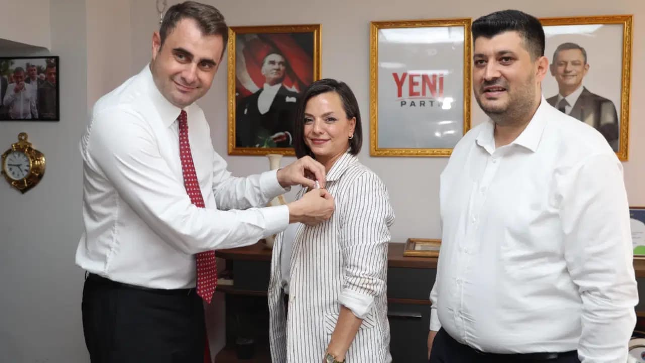 İzmir'de iki ilçe belediye başkanı ve meclis üyeleri YENİ Parti'ye katıldı