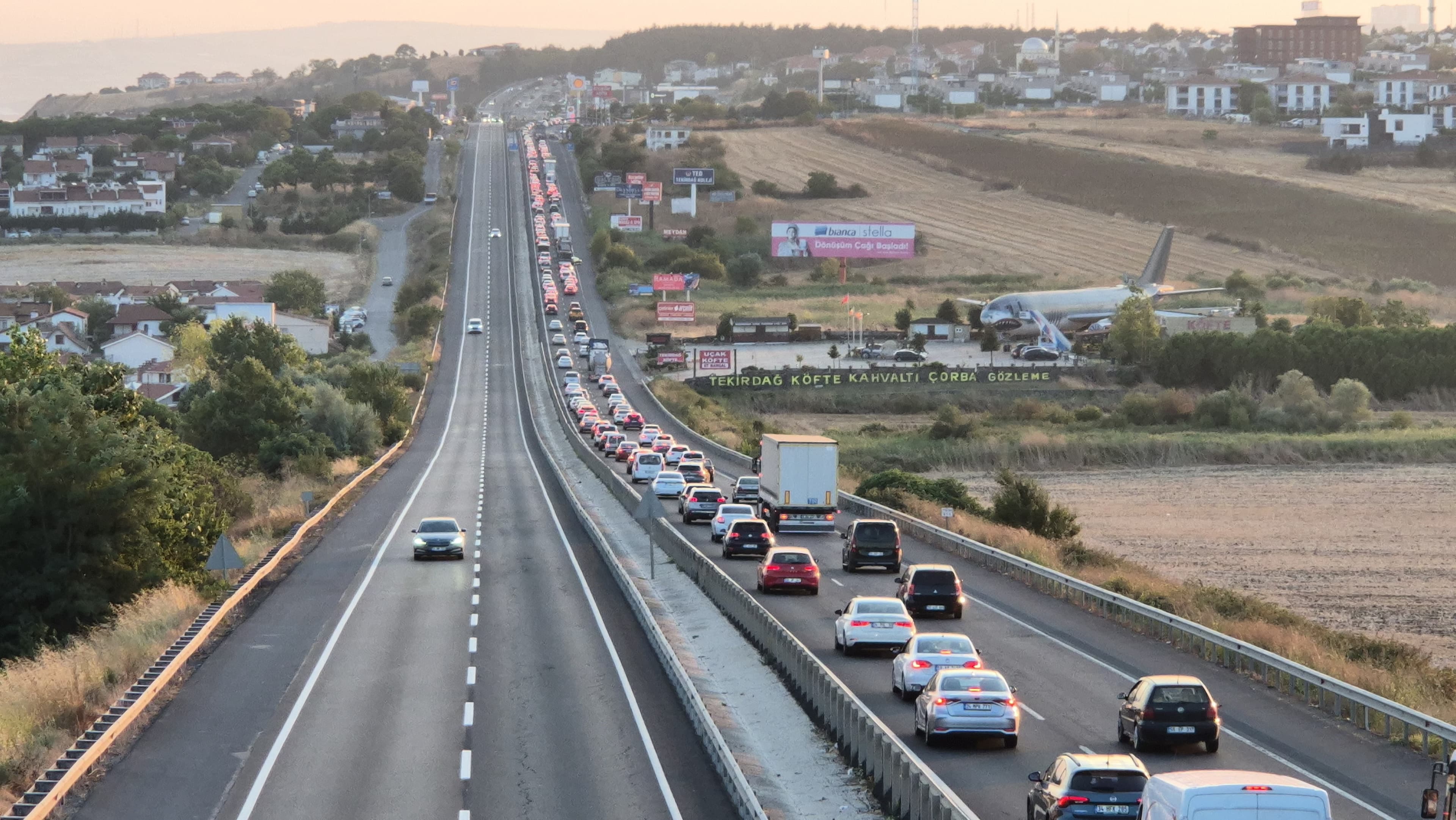 İstanbul-Tekirdağ arasında hafta sonu yoğunluğu: Sahil yolları kilometrelerce kuyrukla doldu