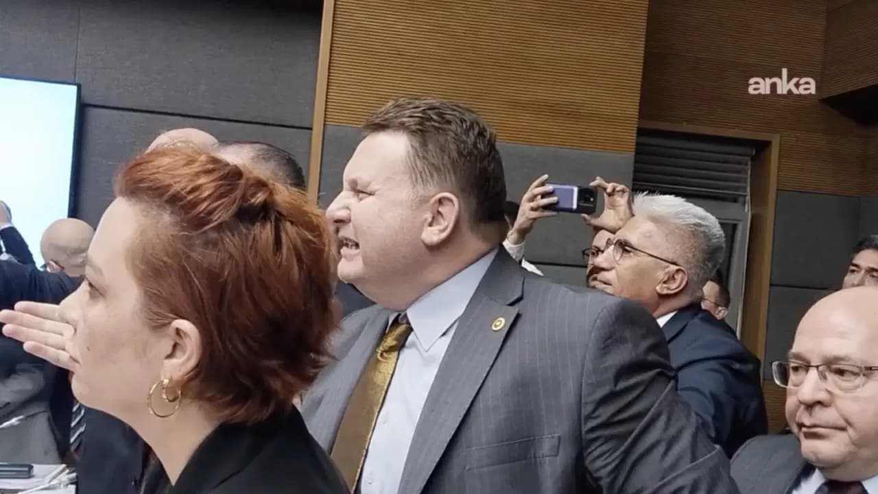 TBMM Adalet Komisyonu'nda gerilim: MHP'li vekilden masaya yumruk, İYİ Partili vekilin üzerine yürüdü