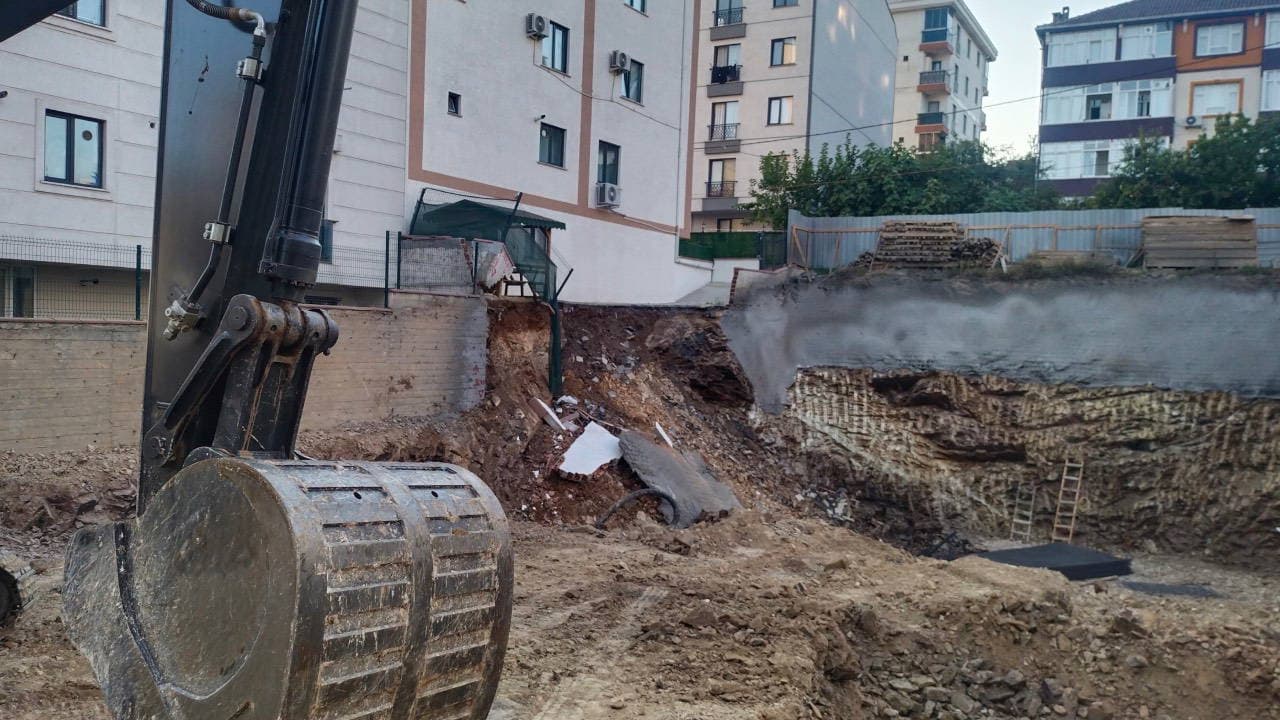 Çekmeköy'de istinat duvarı çöktü: 5 katlı bina boşaltıldı, 32 kişi tahliye edildi