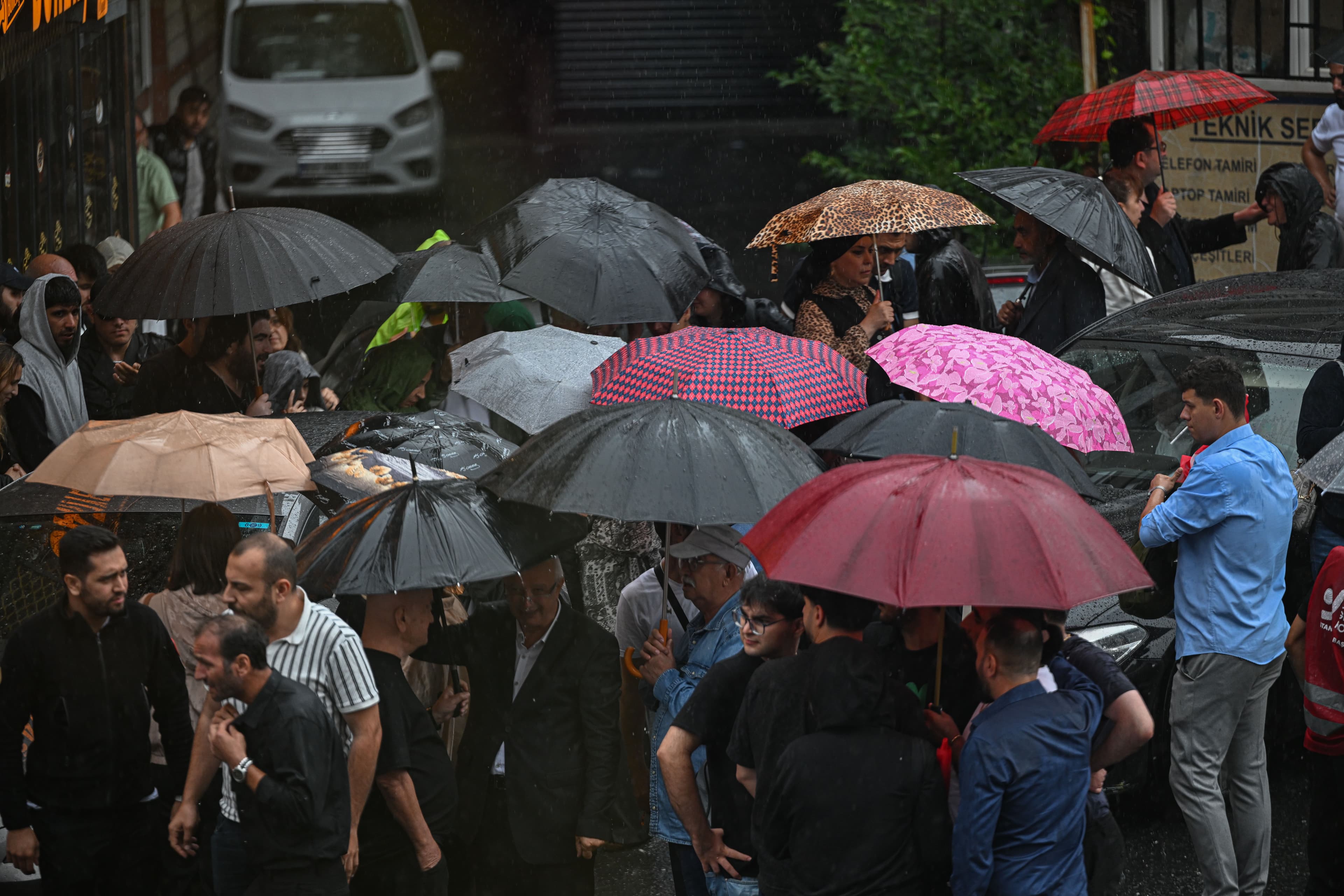 İstanbul'a Pazar Günü Sağanak Sürprizi: Sıcaklar Bir Günlüğüne Mola Veriyor