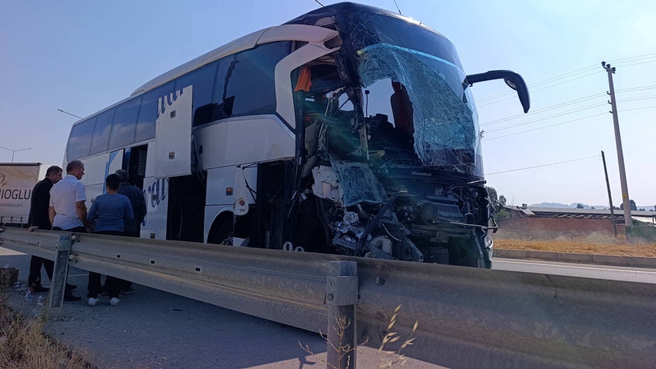 Afyonkarahisar'da feci kaza: Yolcu otobüsü kamyonete çarptı, 1 ölü 15 yaralı