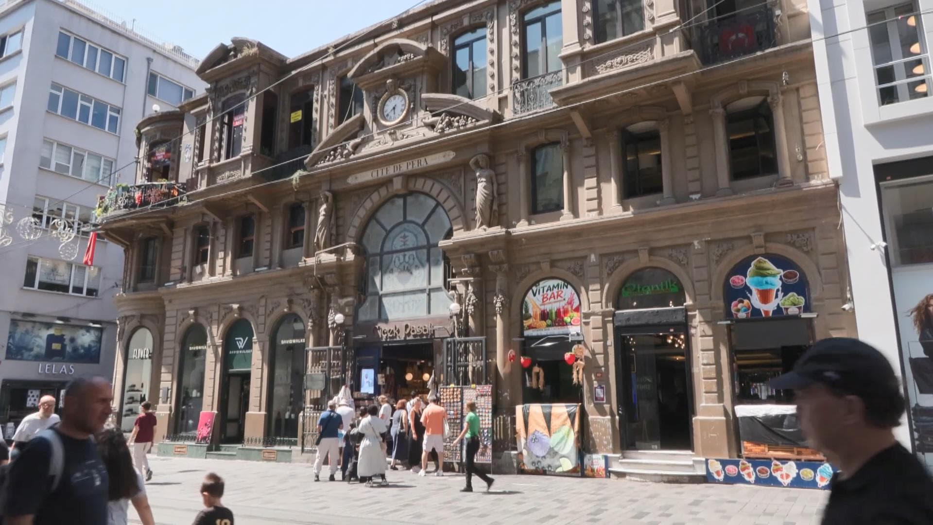 Çiçek Pasajı'nın tarihi cephesini dondurma reklamları kapattı