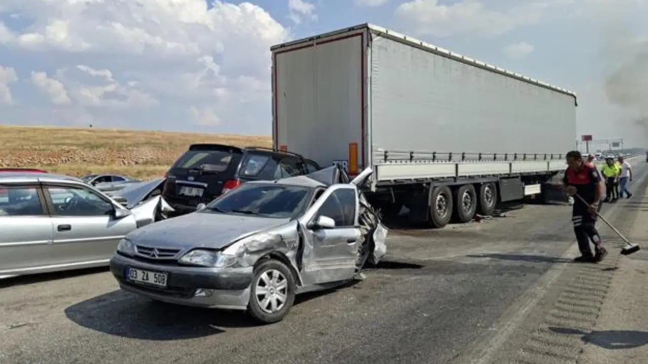 Afyonkarahisar'da anız yangını zincirleme kazaya neden oldu: 13 araç çarpıştı