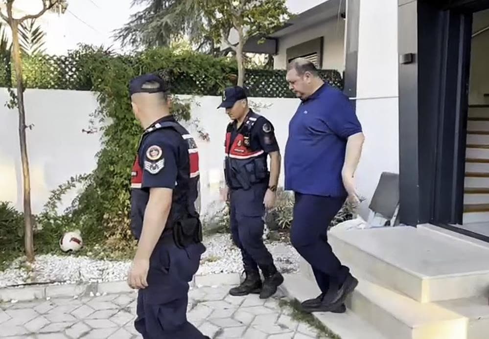 Rüşvet operasyonunda tutuklanan Menderes Belediye Başkanı Çiçek görevden uzaklaştırıldı