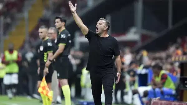 Galatasaray'a hazırlık maçında soğuk duş: Tribünlerden Özbek'e transfer isyanı, Buruk 5. dakikada oyun dışı