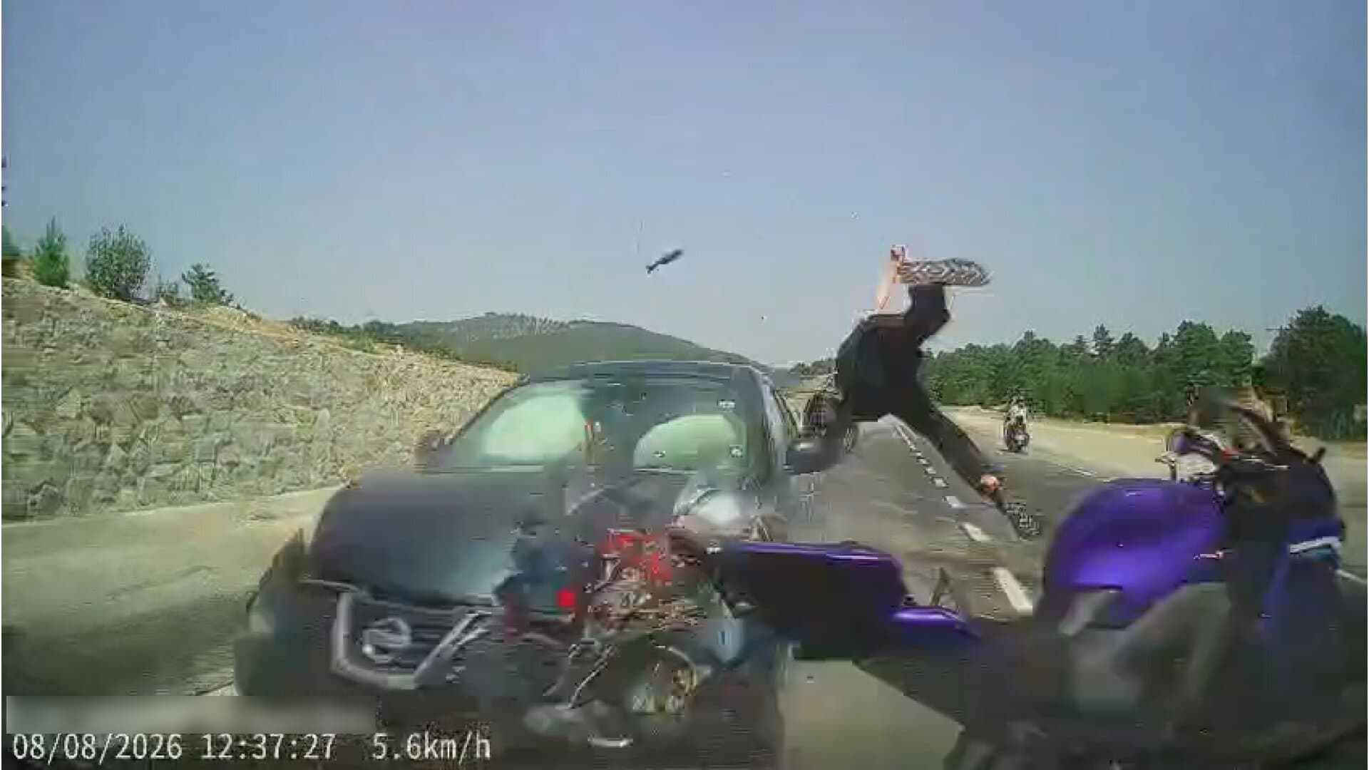 Kütahya'da korkunç kaza: Arkadan çarpan otomobil motosikleti öndeki araca savurdu