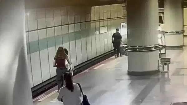 Şişli metrosunda korku dolu anlar: Görme engelli yolcu rayların arasında mahsur kaldı