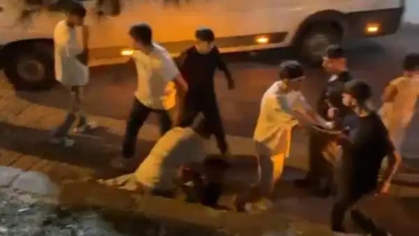 Esenler'de baltalı gasp dehşeti: 17 yaşındaki genç kalabalık grubun saldırısına uğradı