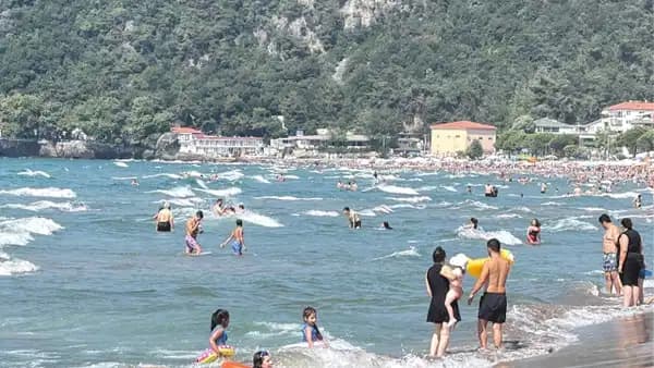Bartın'da fırtına alarmı: Sahiller kapatıldı, 10 kişi boğulmaktan kurtarıldı