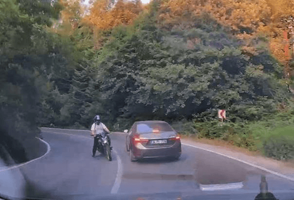 Bolu'da virajı alamayan motosiklet otomobile böyle çarptı