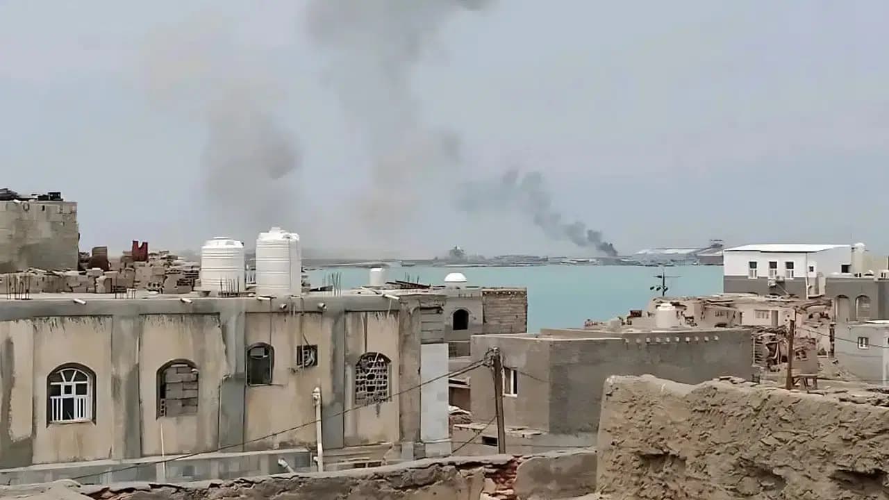 Yemen'de kanlı saldırı: Husiler limanı ve sivil yerleşim yerlerini hedef aldı