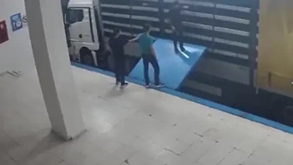 İstanbul'da suç örgütü şüphelisi, tırın gizli bölmesinde yakayı ele verdi