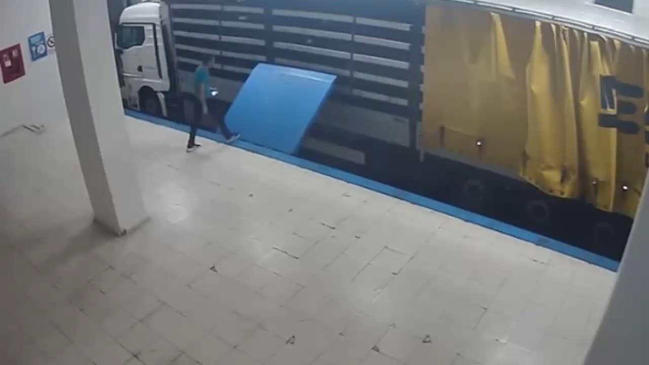 TIR'ın gizli bölmesinde yurt dışına kaçmaya çalışan suç örgütü üyesi yakalandı