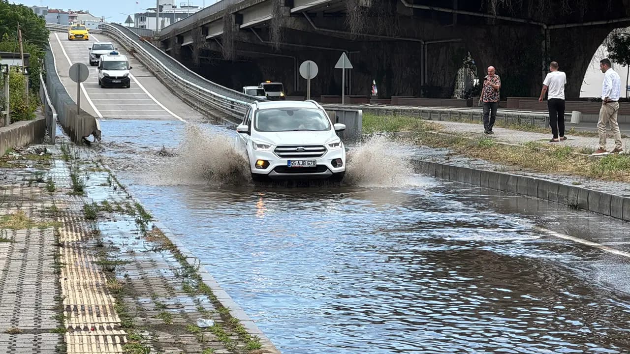 Samsun'u sağanak vurdu: Yollar göle döndü, sürücüler mahsur kaldı
