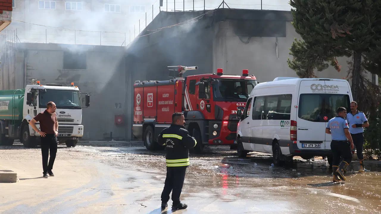 Gaziantep'te tekstil fabrikasında alevler yükseldi: Ekipler seferber oldu