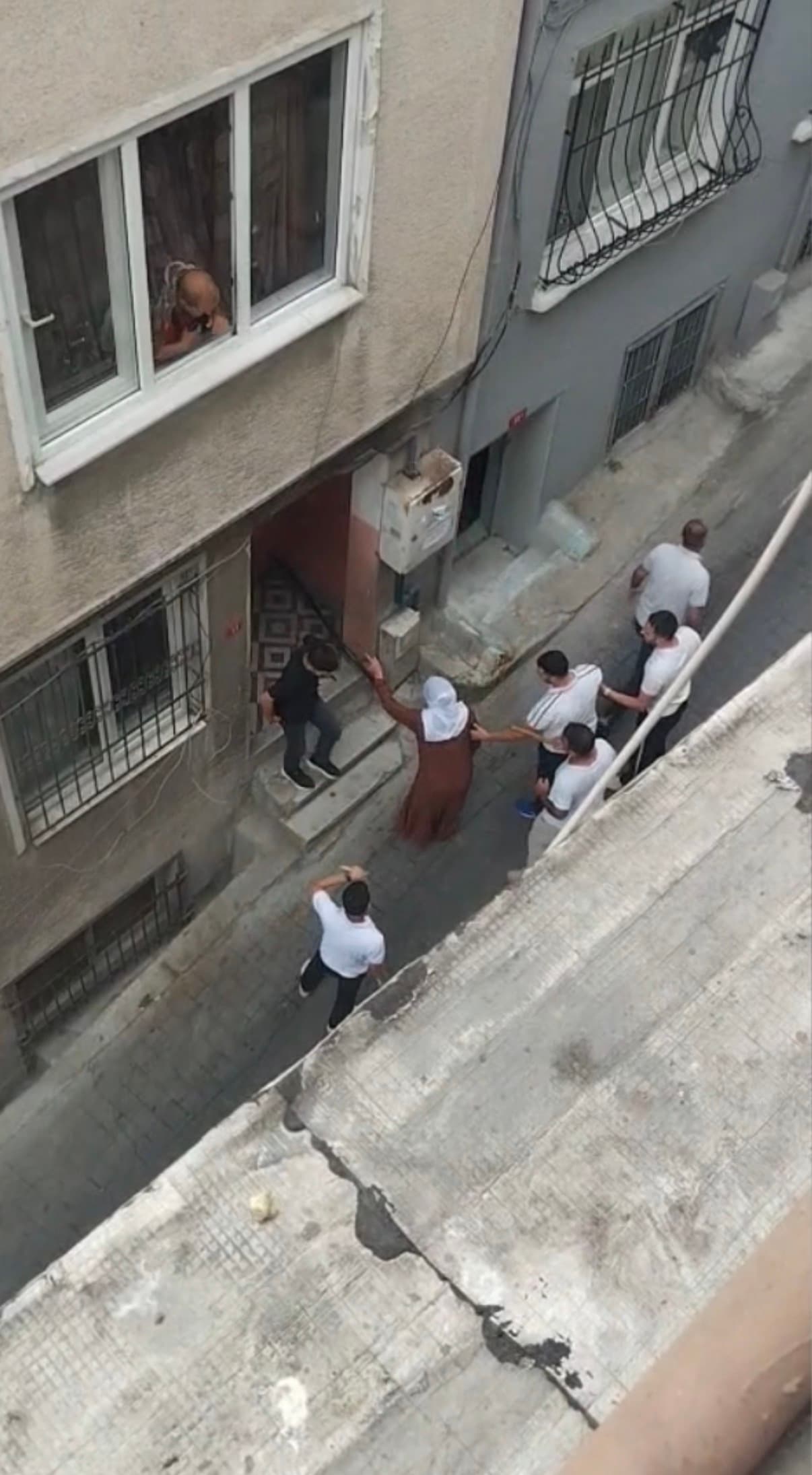 Beyoğlu'nda fön kavgası büyüdü: 9 kişi taş ve sopalarla evleri bastı